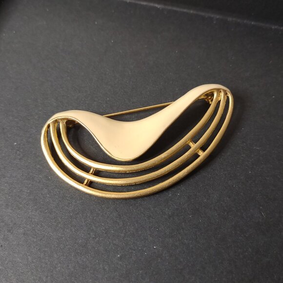 Gold Tone And Cream Colored Asymmetrical Brooch - Picture 1 of 6